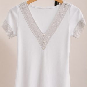 Blusa branca com um decote em V
