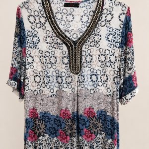 Blusa feminina de mangas curtas e modelagem alongada estilo batinha em viscose.