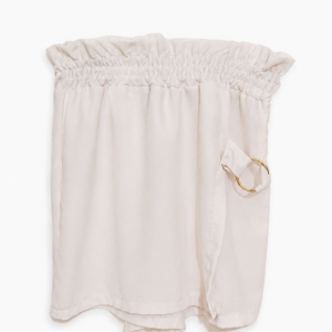 Short feminino branco com detalhe de argola dourada