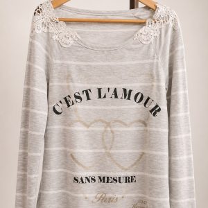 Blusa manga longa com detalhes na gola.