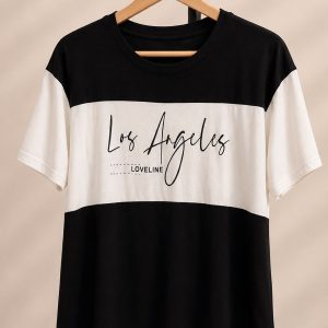 T-Shirt preta e branca com detalhes em escrita.