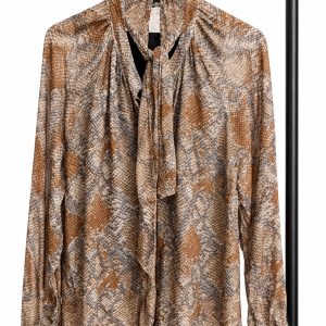 Blusa feminina com estampa animal print.