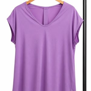 Blusa academia em tom lilás.