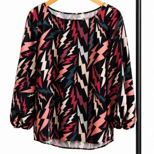 Blusa feminina com estampa geométrica.